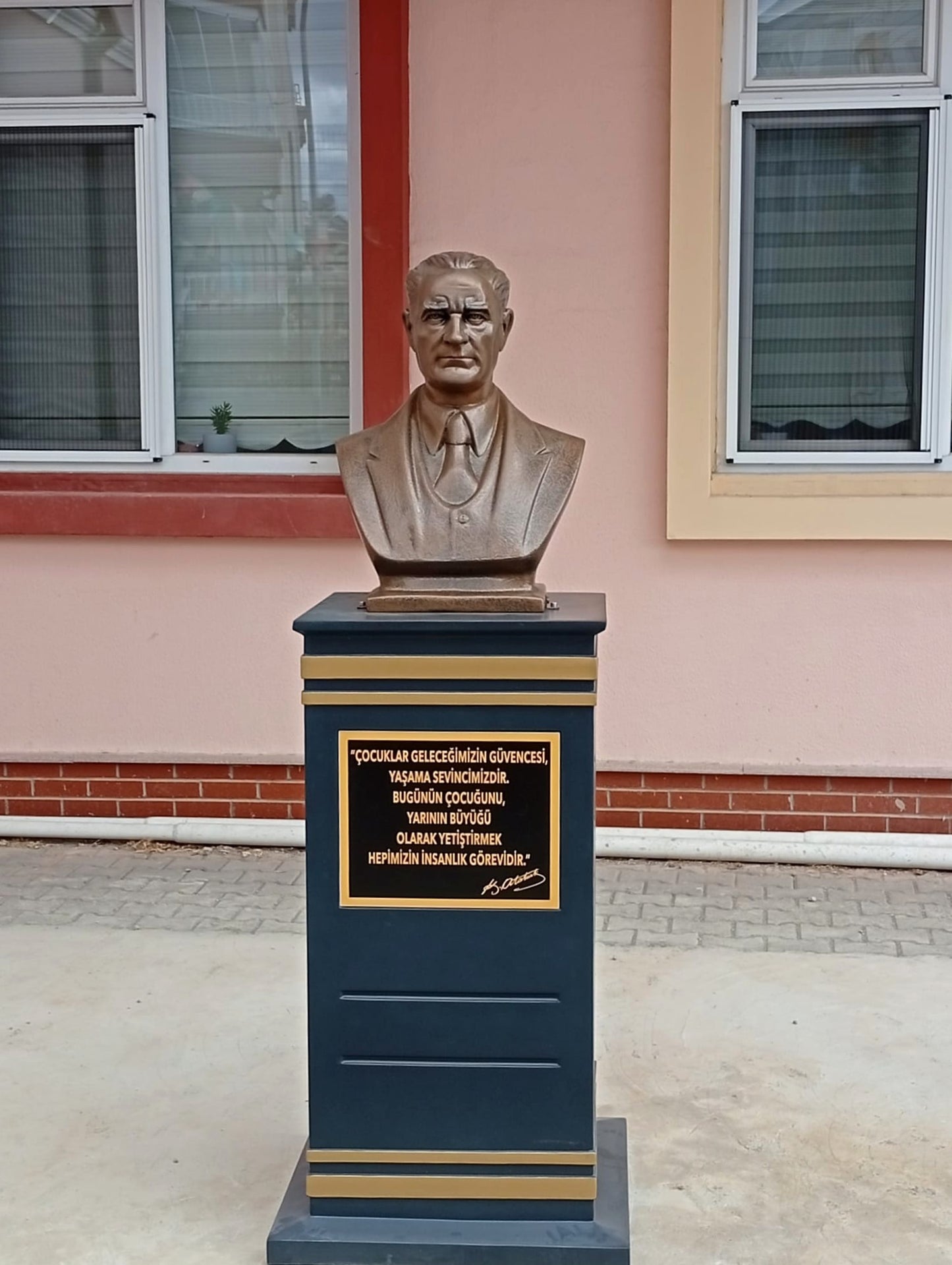 KT 125 Kuşaklı Dikdörtgen Model Kaideli Atatürk Büstü (200 cm)