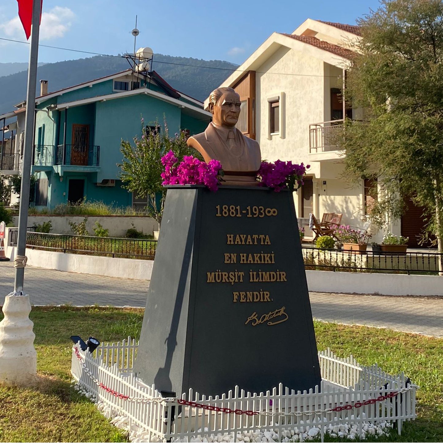 KT 130 Açılı Model Kaideli Atatürk Büstü (205 cm)
